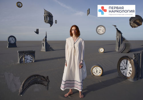 Девушка вокруг которой различные кусочки часов